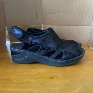 Bzees Comfort Wedge Sandal Black Crushed Velvet Open Toe Lightweight Drama 10W